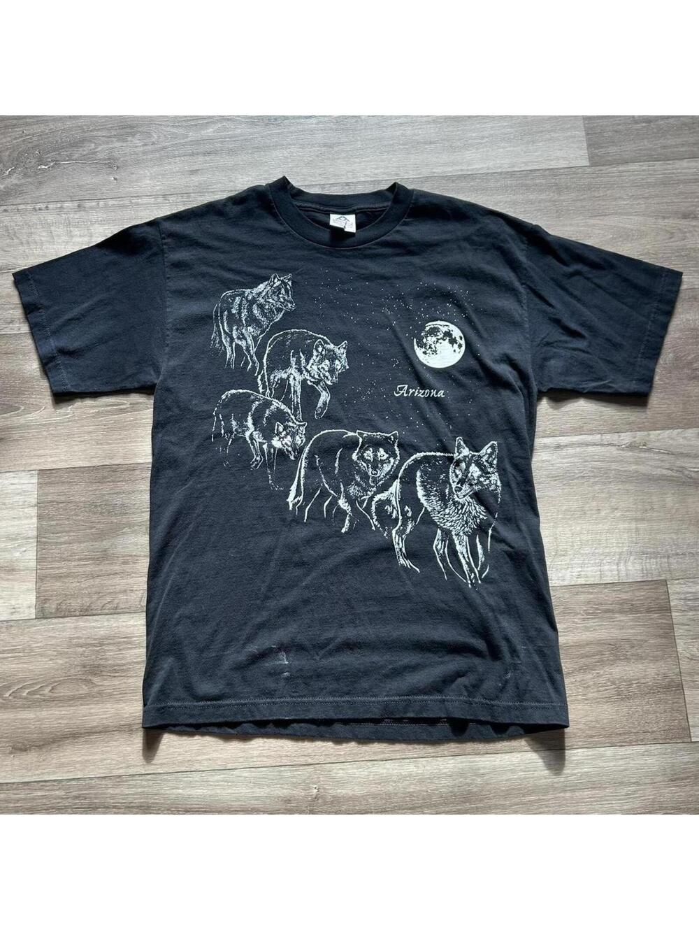 Vintage 90’s Nature Aop Black wolf moon graphic tee size L